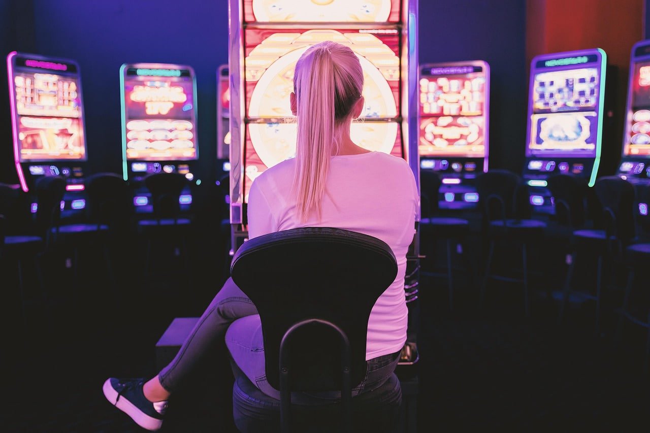 Antarmuka permainan Spadegaming di platform garibet dengan pilihan tema warna gelap